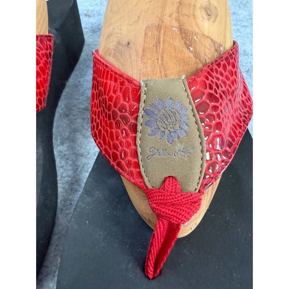 Yellow Box, Red Snakeskin Print Wedge Flip Flops Women's size 9M - Picture 2 of 7